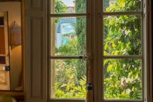 Depuis les fenêtres de notre chambre les jardins de Majorelle, on aperçoit la fresque au fond du jardin.