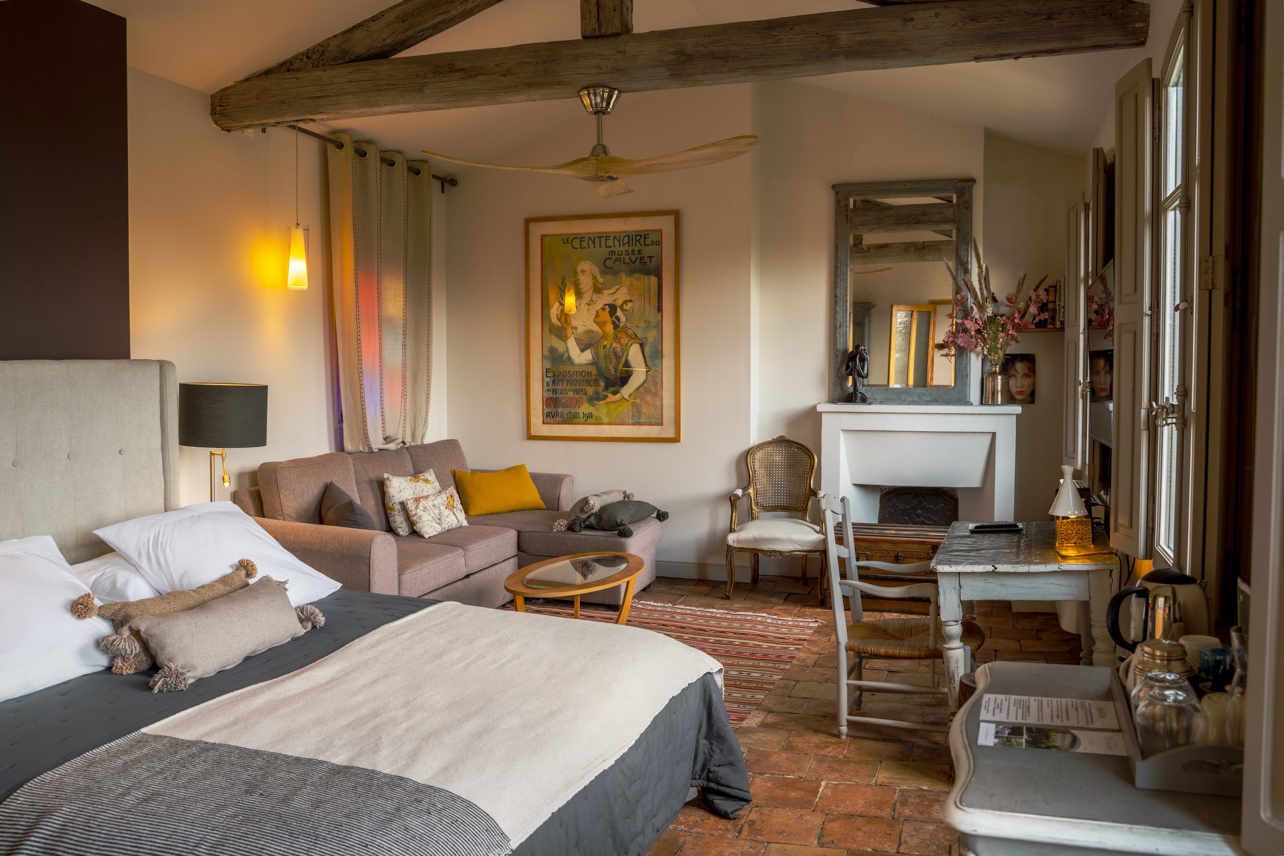 Les Jardins de Babylone with a high ceiling, old beams and authentic floors